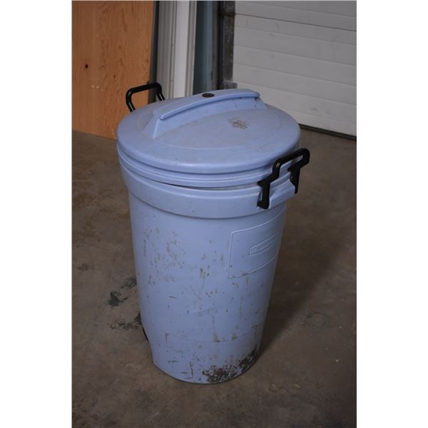 *Rubbermaid Plastic Garbage Can
