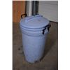 Image 1 : *Rubbermaid Plastic Garbage Can