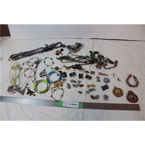 Lot of jewelry’ Pins, costume jewelry
