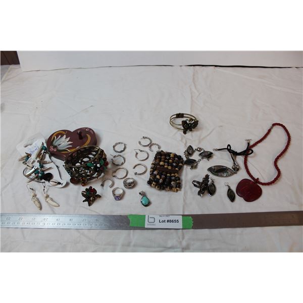 Lot of jewelry; Mexico; Burgundy wooden ring holder (hand turned - Bauernmalerei style - Humboldt)