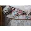 Image 3 : Lot of blankets (wool?) and a lace bed skirt (very good condition)