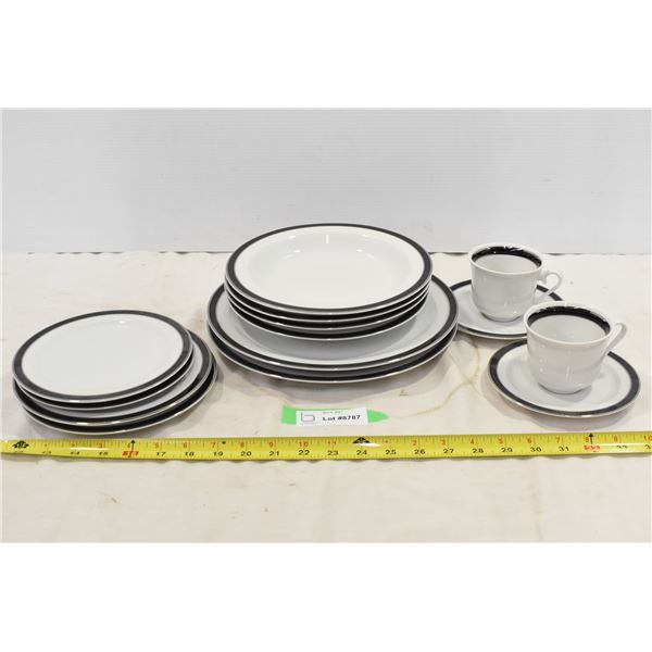 Black & White Plate Set