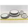 Image 1 : Black & White Plate Set