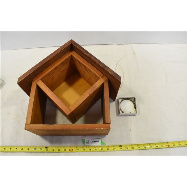 Beehouse Style Shelf w/ Bracelet