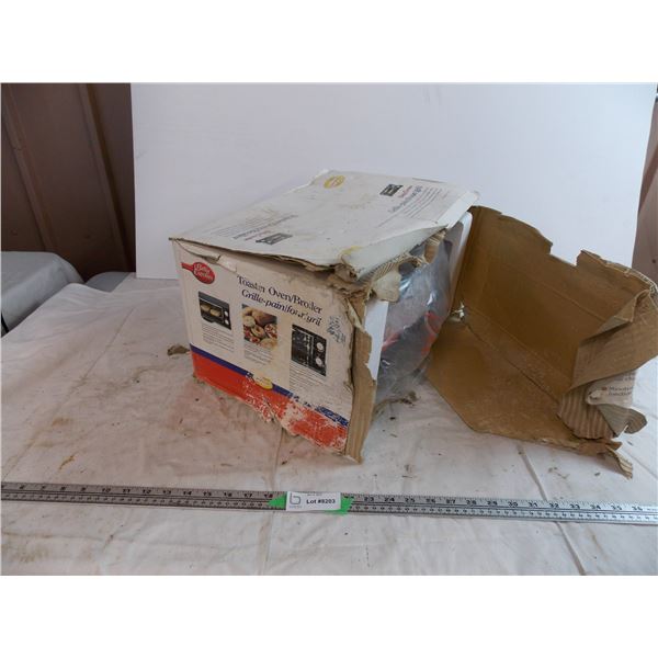 *Betty Crocker 4 slice Toaster oven (new in damaged box)