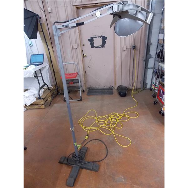 Wheeled work light with swivelling boom (from dentist office?) working - 64" to 80" tall (extension 