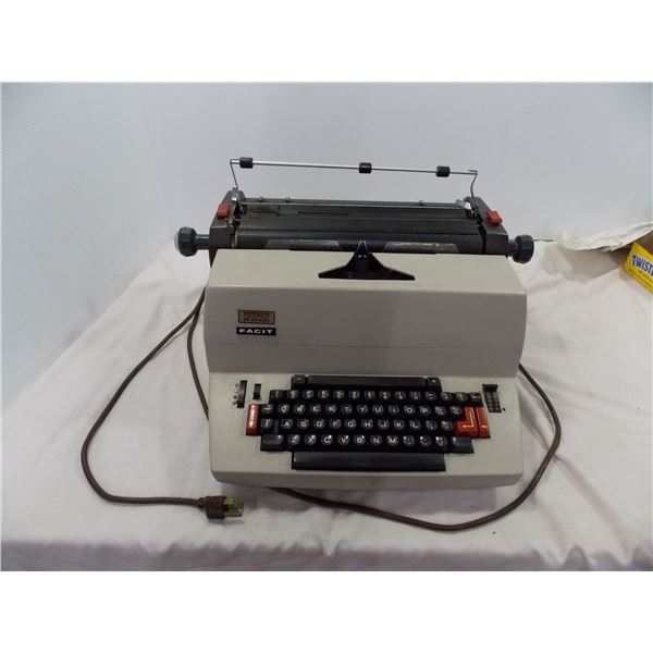 Facit Model 1820 - Heavy Commercial Typewriter (working but needs new ribbon/tlc)