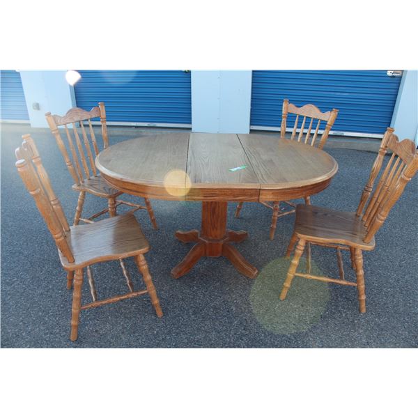 Dining room table with 4 chairs + center leaf