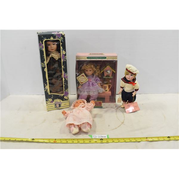 2 In Box Dolls & 2 Loose Dolls