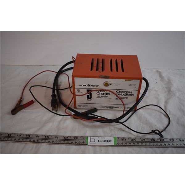 Small Motomaster 5 Amp Battery Charger (Working)