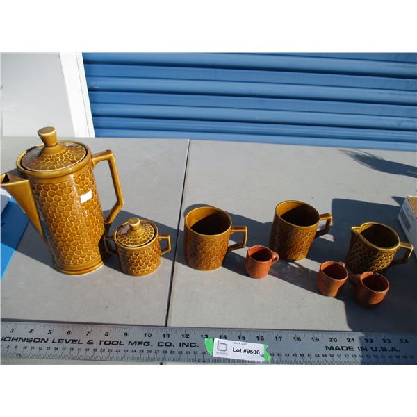 vintage teapot + cups