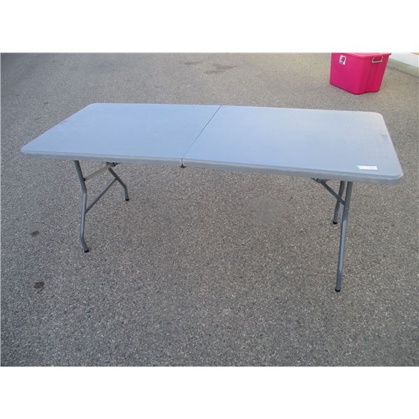 folding table with carrying handle