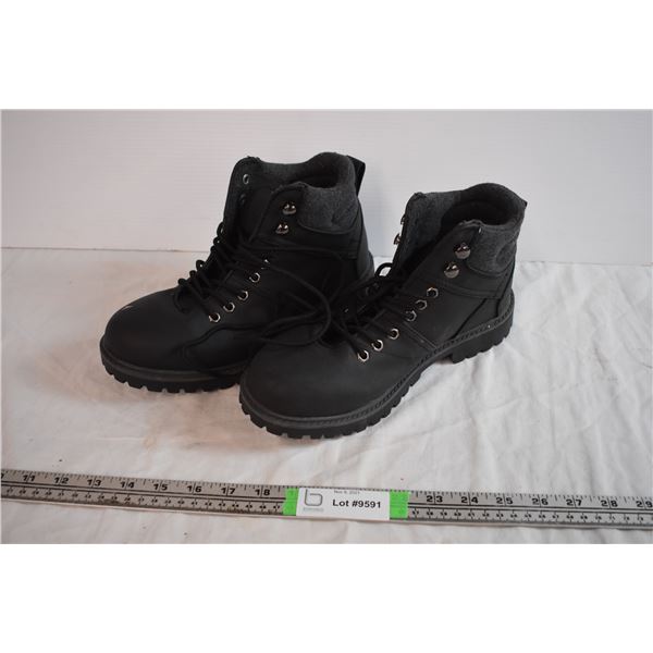 Women's Size 7 Boots