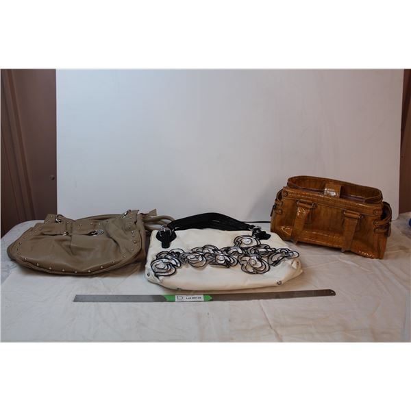 Liz de bonne handbag with two unbranded hand bags