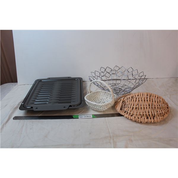 Roasting pan and various storage