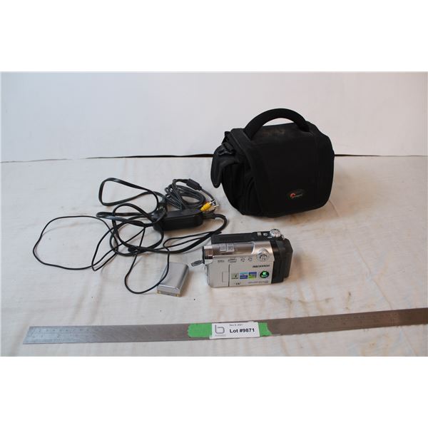 Samsung Duocam Mini DV video camera (turns on), with carry case