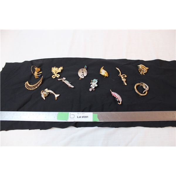 Lot of brooches