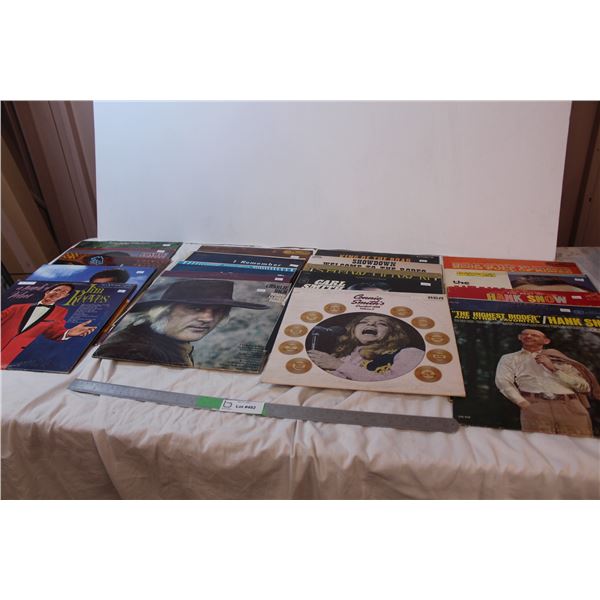 Lot of records; Hank Snow, Jim eeves, Conway Twitty