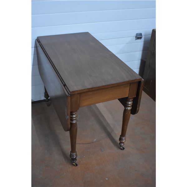 *Folding Table On Castors (Extended: 48" W x 39" D x 29" H)