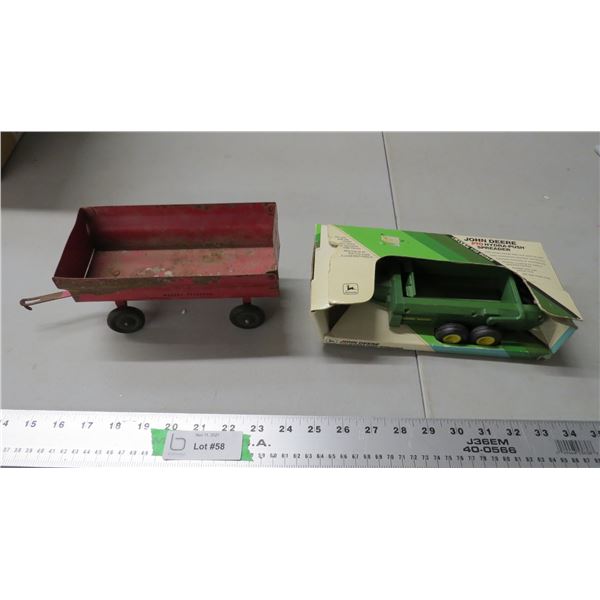 Ertl J.D spreader (in box) + massey ferguson trailer