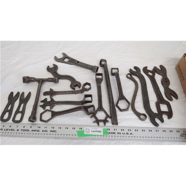 vintage wrenches - IH Riveride + others