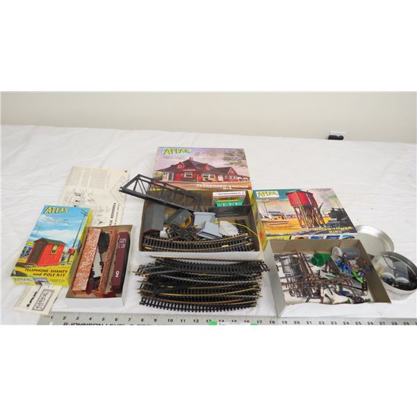 HO Scale accessories (not what box shows)