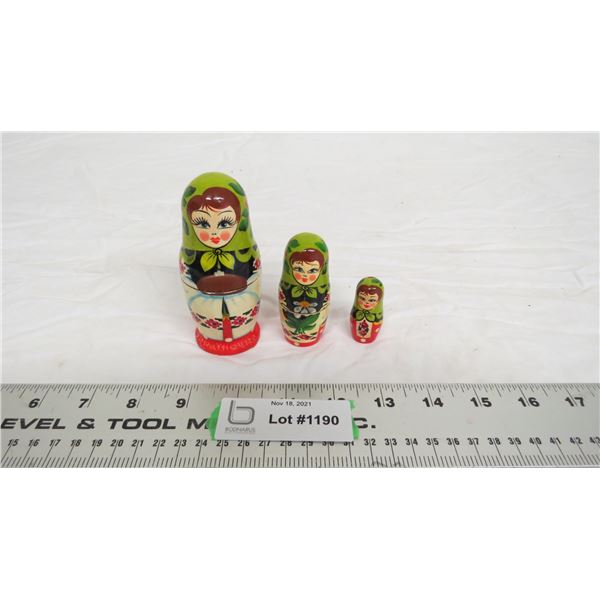 Set of 3 nesting dolls