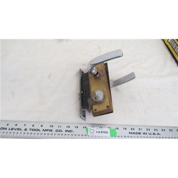 Yale Door Hardware (with keys)