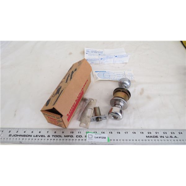 Yale DOor know with lock (no key)