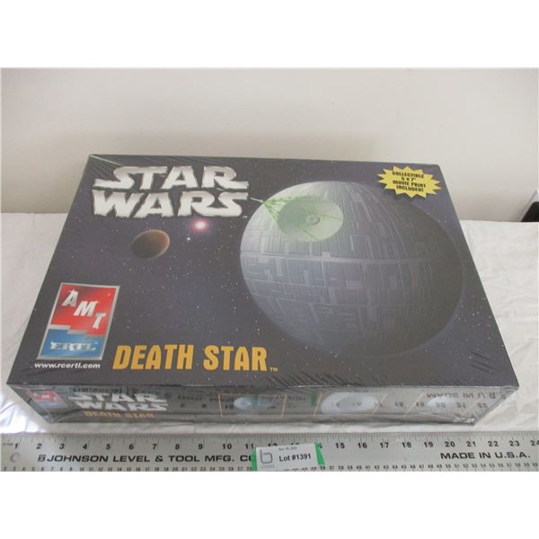 AMT ERTL star wars Death star plastic model kit (sealed)