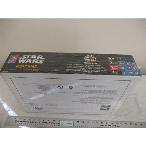 AMT ERTL star wars Death star plastic model kit (sealed