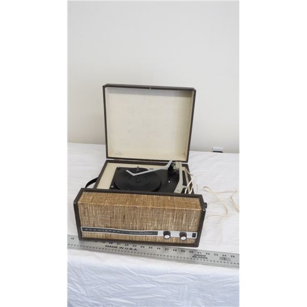 RCA victor (turns on) suitcase record player