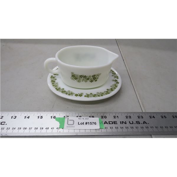 pyrex gravy bowl + plate