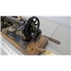Image 3 : vintage singer sewing machine with hand crank + case