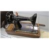 Image 4 : vintage singer sewing machine with hand crank + case