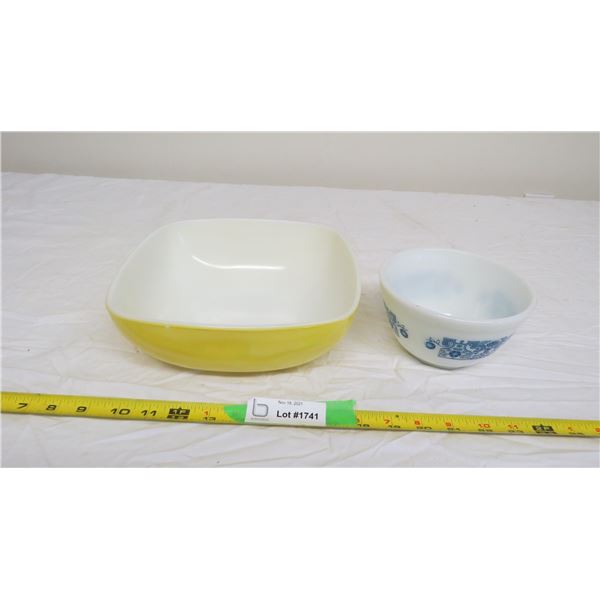 (2) pyrex bowls