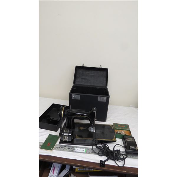 singer sewing machine featherweight (no?) in case with accessories + manual