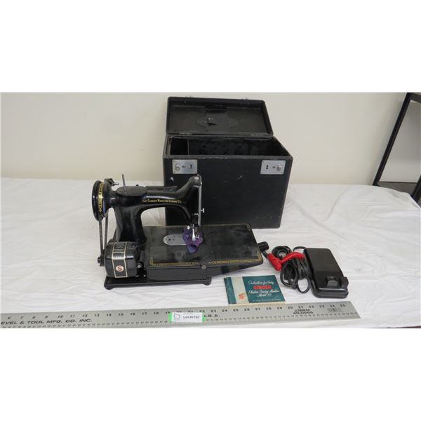 singer sewing machine featherweight (22K) in case with manual (incorrect manual for model)