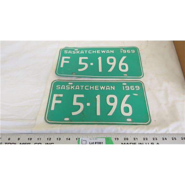 1969 pair of sask license plates