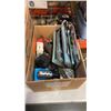 Image 2 : 2 BOXES OF TOOLS, FILTER BAGS AND NEW PASKAL ZIPPERS