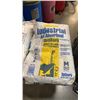 Image 2 : 2 BAGG OF FLOOR DRY ABSORBANT AND PARTIAL JUG OF DEGREASER