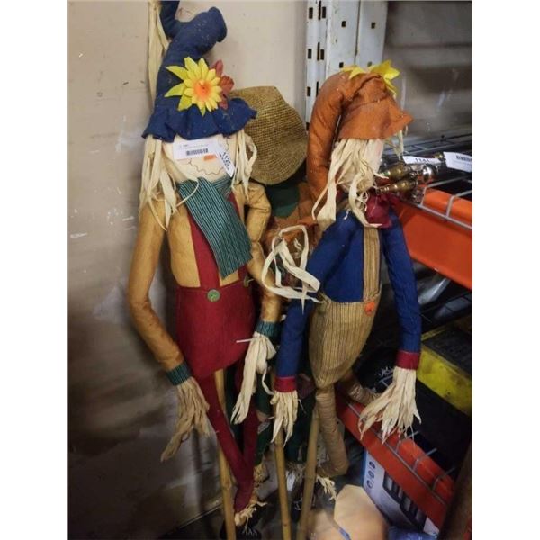 LOT OF SCARECROW DECORATIONS