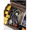 Image 9 : 2 BOXES OF SHACKLES, DRILL BITS AND TREADED RODS