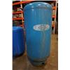 Image 2 : 2 BLUE WELL TANKS 3FT TALL AND 4 FT TALL
