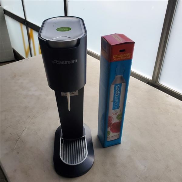 SODASTREAM GENESIS SPARKLING WATER MACHINE AND NEW CO2 BOTTLE