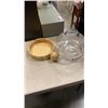 Image 3 : 2 GLASS CONTAINERS WITH WOOD TRAYS AND STOPPERS
