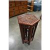 Image 2 : 2 HEXAGON PLANTER STANDS