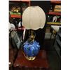 Image 2 : VINTAGE BRASS CHERUB TABLE LAMP AND CERAMIC TABLE LAMP