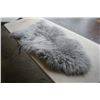Image 1 : GREY SHEEPSKIN RUG - 24 X 41 INCH