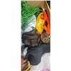 Image 2 : BOX OF HAWAIIAN TOURIST SOUVENIERS, VINTAGE ITEMS, COSTUMES